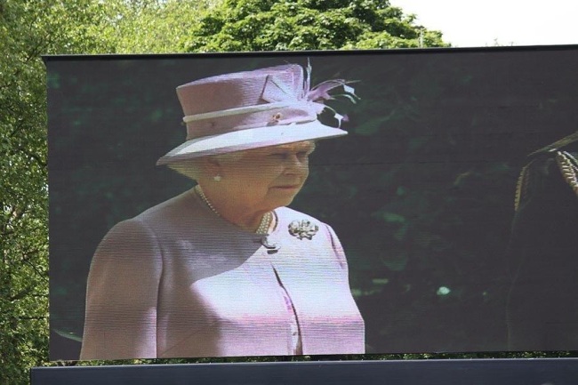 The Queen on the Stage screen